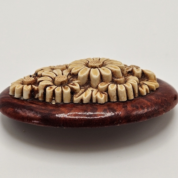 VINTAGE Celluloid and Wood 3D Daisy Flower Carved Brooch Pin and Earrings Set - Picture 6 of 7